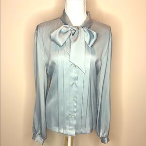 Cos Cob Brand Elegant Pleated Satin Feel Blouse with Bow Tie. Size 18